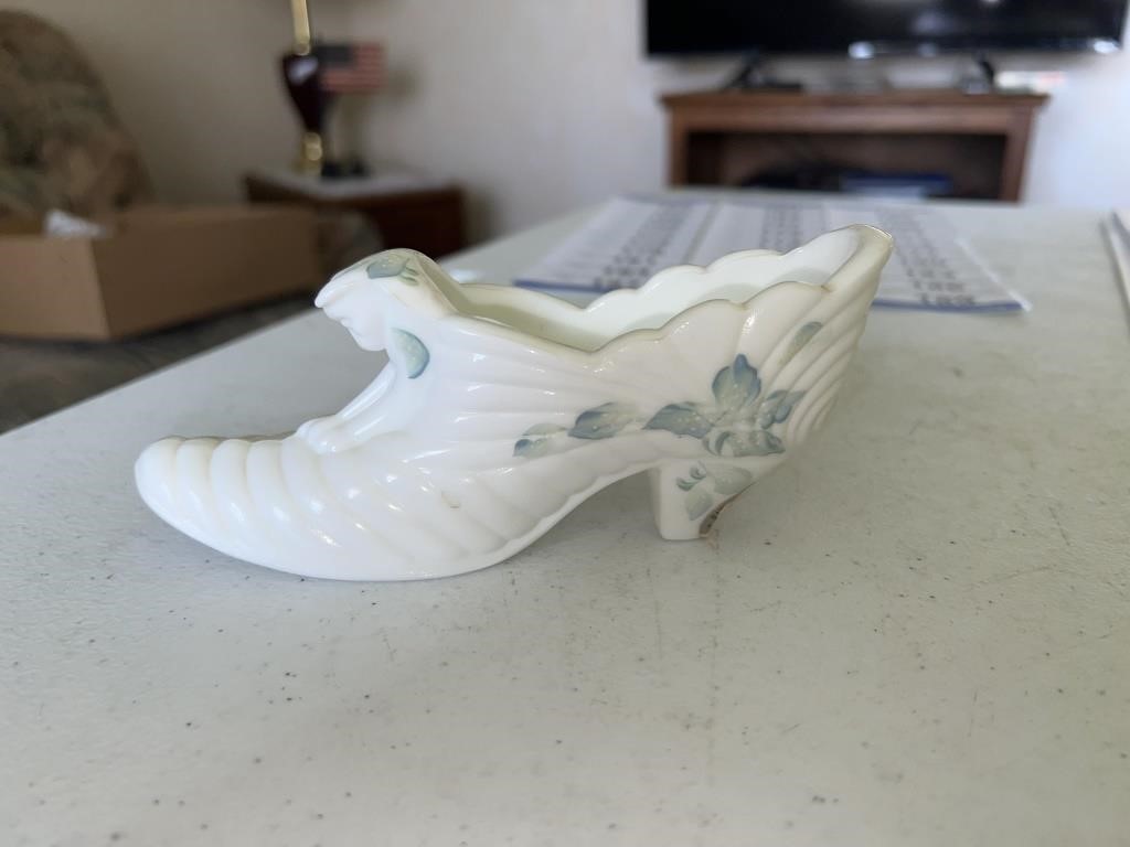 Fenton hand painted cat face shoe 6in long