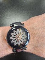 Metal bracelet watch