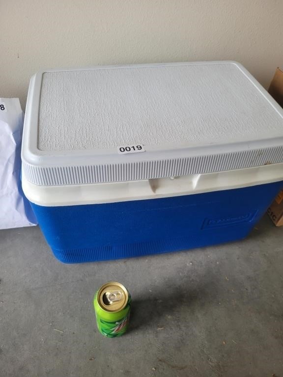 Rubbermaid Cooler