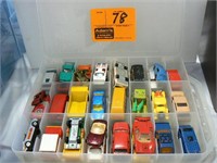DOUBLE SIDED PLASTIC CONTAINER WITH ASSORTED CARS