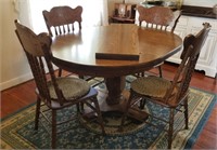 Dining room table & 4 chairs,w/two 1 ft leaves
