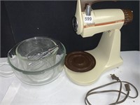 SUNBEAM MIXER W/ 2 GLASS BOWLS