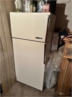 Basement Refrigerator - WORKS! Contents not Incl.