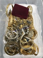 Assorted jewelry, mostly chains and bracelets