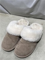 Nuknuuk Women’s Slippers Size 9 *Pre-owned