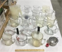 Kitchen lot w/ measuring cups