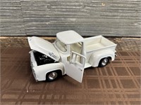 1/24 Scale 1956 Ford F-100 Pickup Truck