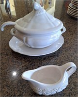 B - SOUP TUREEN SET & SAUCE BOAT (K35)