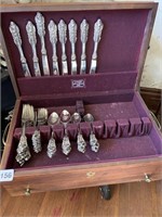 SILVERPLATE FLATWARE SERVICE FOR 8. 5 PC. PLACE