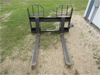 Bobcat 42in. 2500lb Walk Thru Pallet Forks w/Step