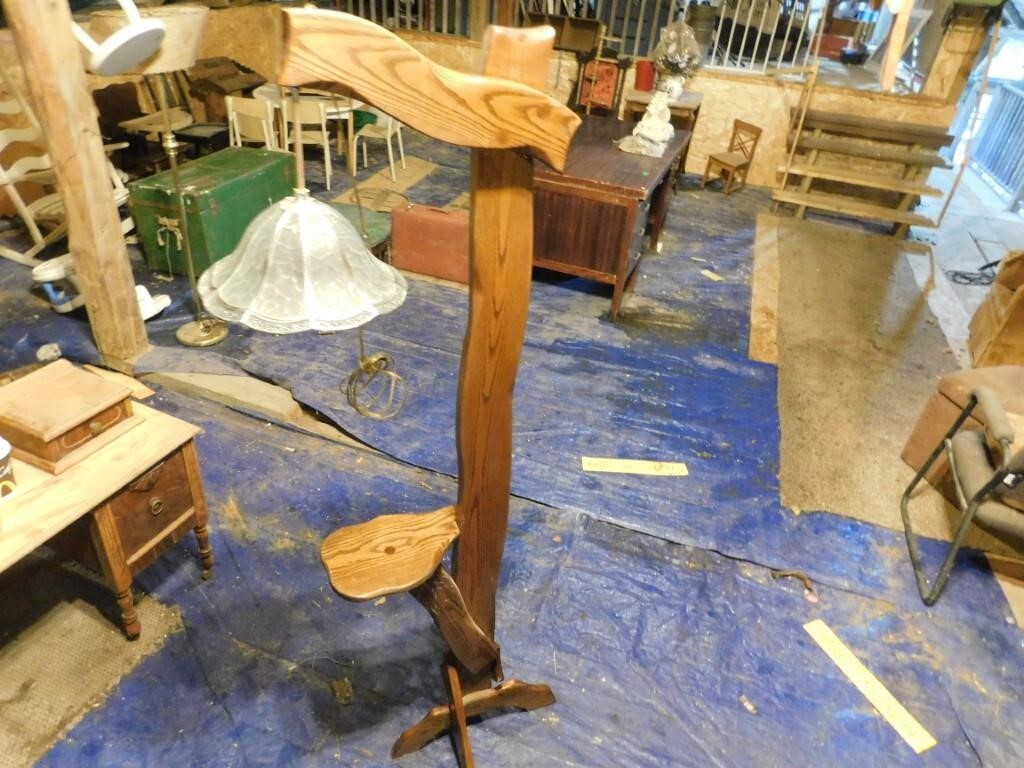 Belle lampe vintage sur pied en bois