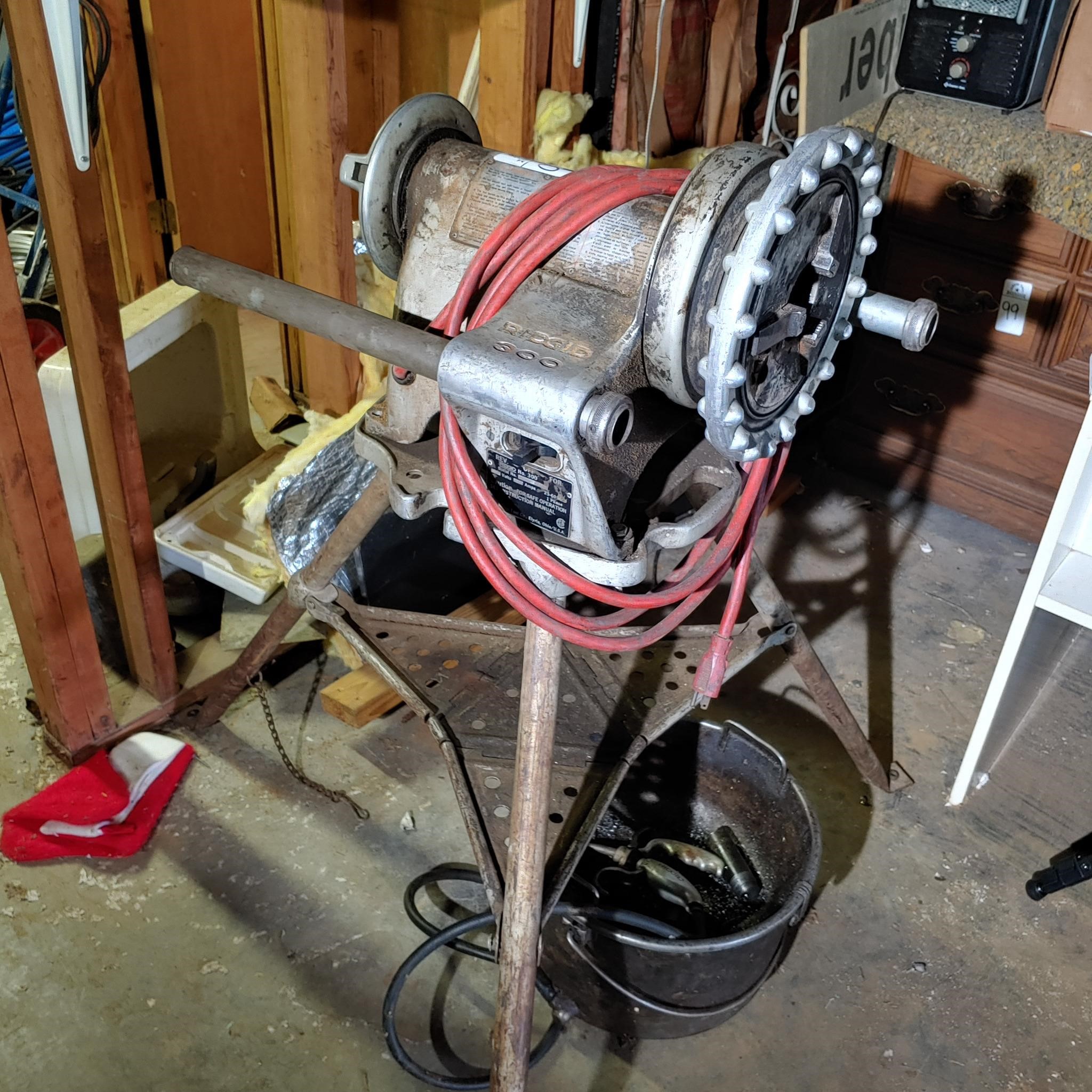 RIGID 300 PIPE THREADER AND STAND