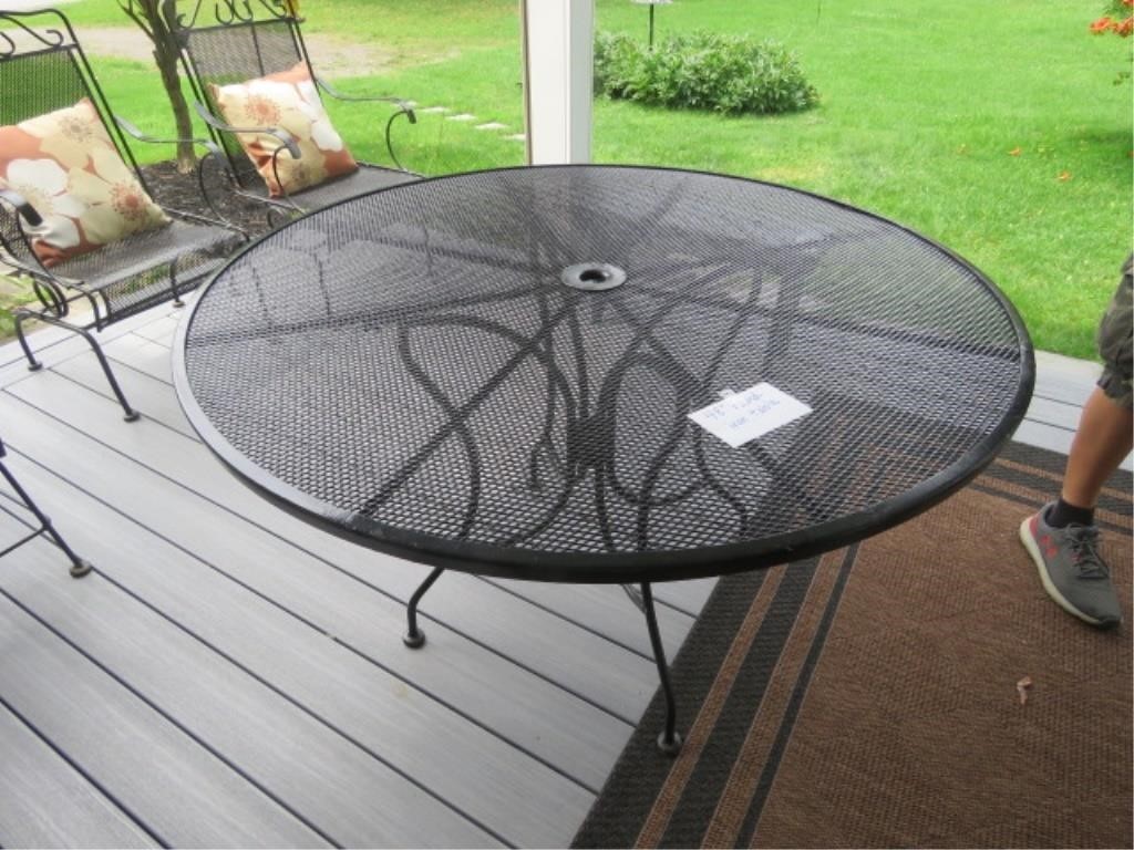 48" ROUND PATIO TABLE AND 4 CHAIRS