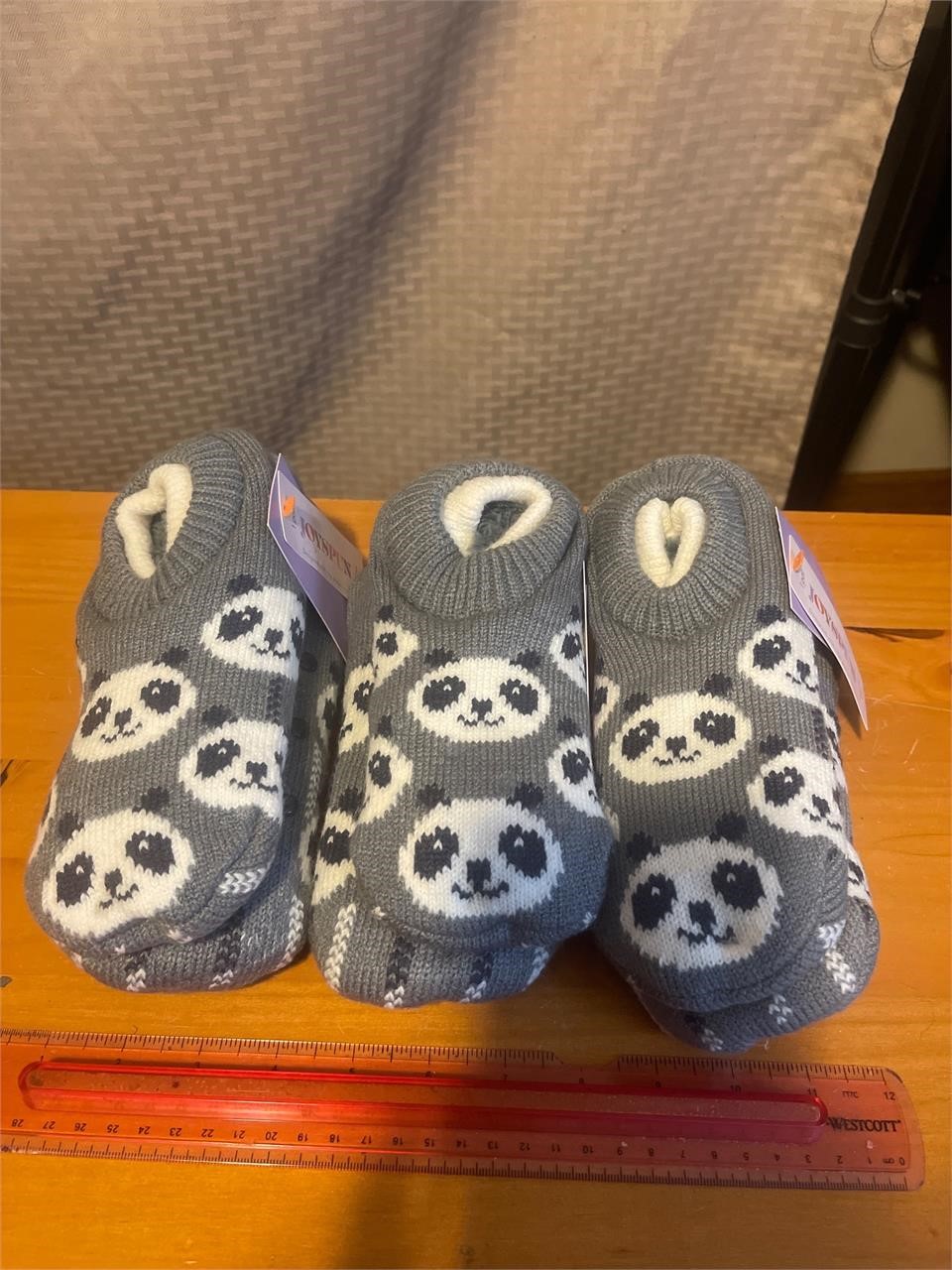 3 new pairs Joyspun women’s slipper socks 4-10