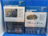 2 Walthers HO Model Kits City Accesories & Loading