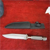 Fixed blade survival knife w/sheath.