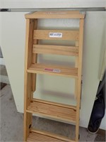 4 ft wooden step ladder