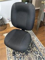 ROLLING OFFICE CHAIR AND A 40" X 74" AREA RUG