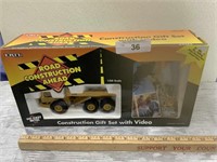 Ertl Construction Gift Set with Video, 1/50