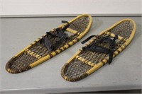 PAIR FIELD & FOREST SNOW SHOES
