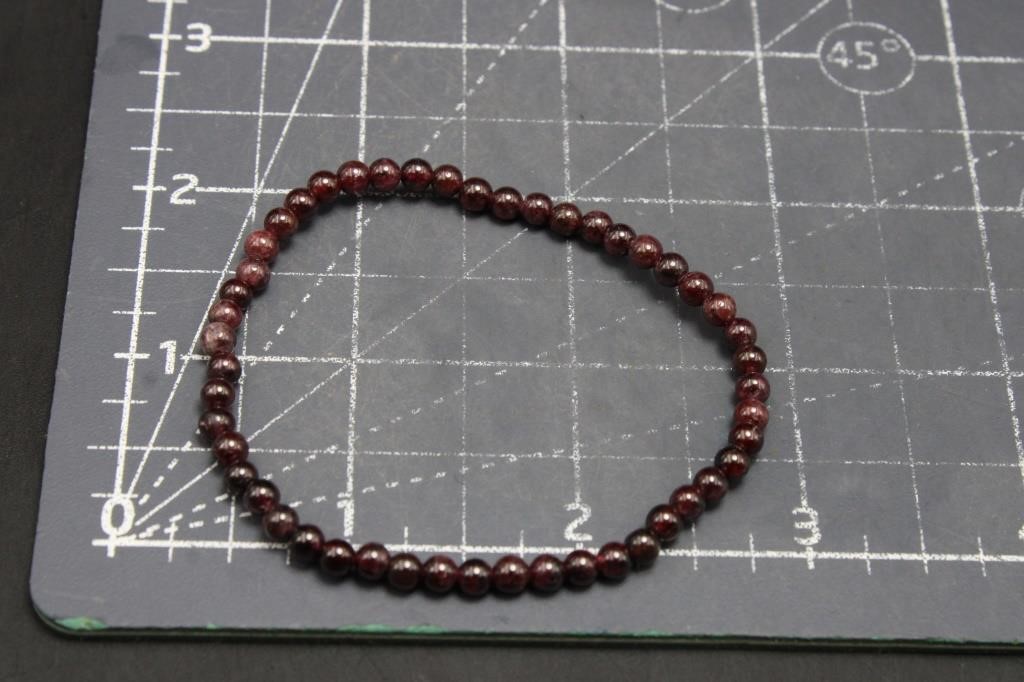 Garnet bracelet, India, 0.2 oz