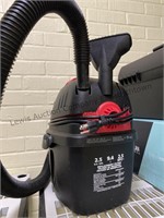 2.5 gallon shop vac, only has one attachment