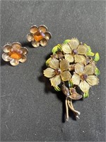 Vintage brooch and earrings with amber