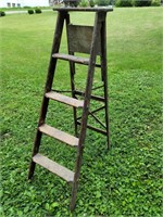Wood Ladder 5'