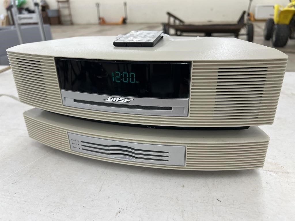 Bose Wave Music System w/ Remote (powers on)