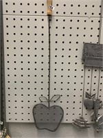 APPLE RUG BEATER