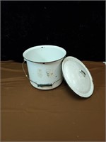 White enamelware pot approx 2 gallons