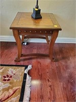 NICE SQUARE WOOD END TABLE