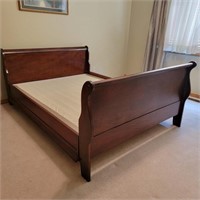 Queen Size Sleigh Bed w/ Foundation