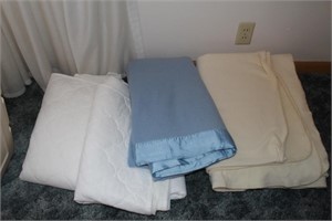 Queen Size Blankets & Bed covers w/laundry basket