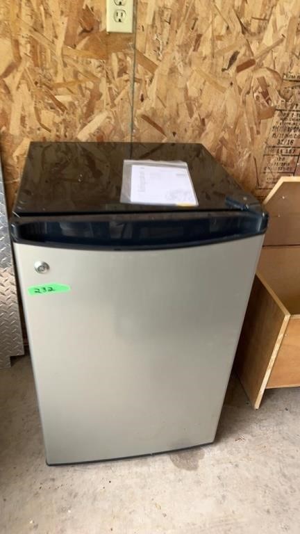 GE MINI FRIDGE