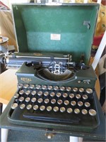 Antique Royal Typewriter in Case