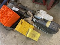 (2) Electric Trailer Jacks, Lynx Levelers and