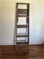 Wood 6 foot ladder