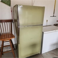 GE Green Refrigerator / Freezer - powers on