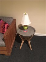 Side table w lamp