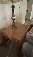 20x25 oak end table with table lamp