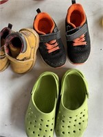 4 pairs of kids shoes