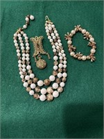 Vintage three strain beads,