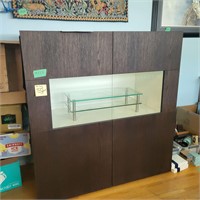 M122 Modern Display cabinet w light & 2 risers