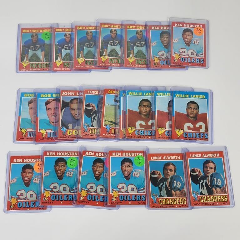 MIXED LOT OF 1960S TOPPS FOOTBALL CARDS