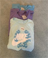 WOMEN'S NIKE T SHIRTS, SIZE MEDIUM