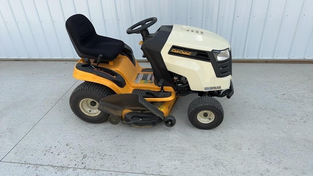 Cub Cadet LTX 1042 KW Lawn Tractor