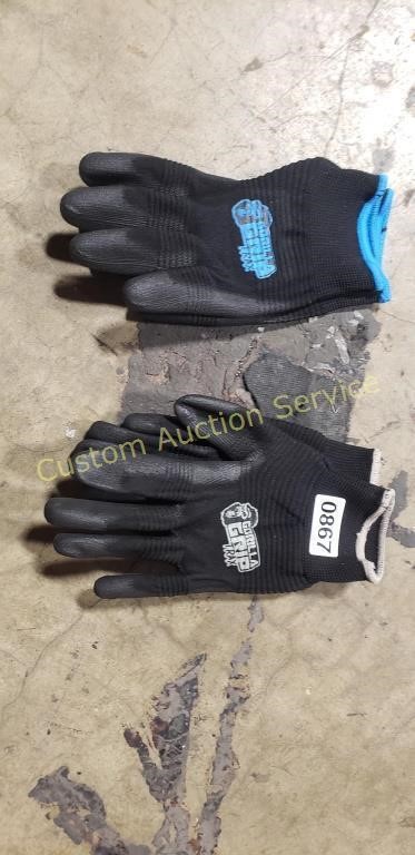 2 PAIR OF GLOVES