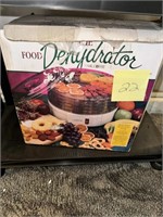 FOOD DEHYDRATOR / NOT TESTED / LOOKS NEW