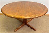 DESIRABLE MID CENTURY TEAK DINING TABLE W LEAVES